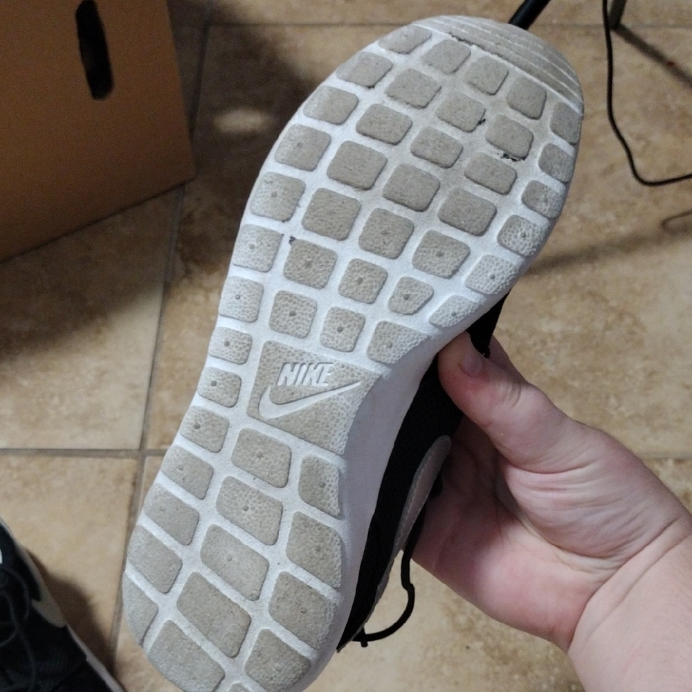 Boys 5.5 - Nike Black and White Athletic Shoes - Picture 3 of 4